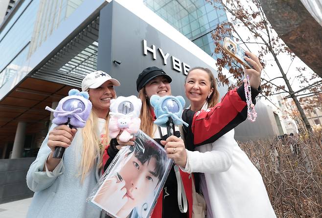 그룹 방탄소년단(BTS)의 광화문 공연을 앞둔 20일 서울 용산구 하이브 앞에서 팬들이 기념 촬영을 하고 있다. /뉴스1