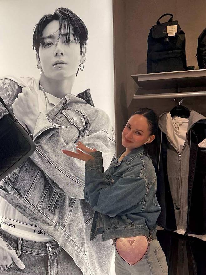 유나씨가 BTS 멤버 정국 사진 옆에서 포즈를 취하고 있다. /독자 제공