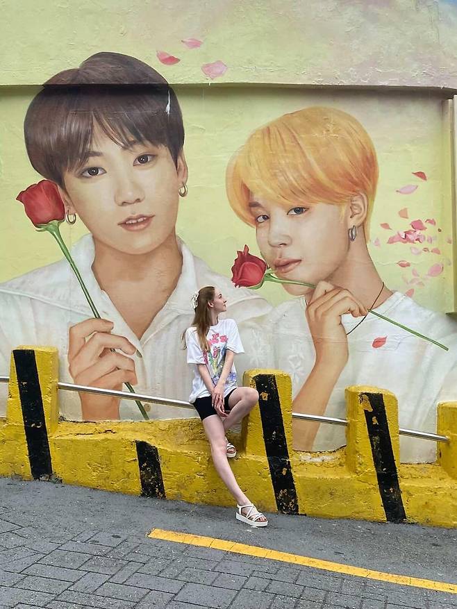 벨기에인 유나씨가 BTS 멤버 정국, 지민이 그려진 부산 감천문화마을 벽화 앞에서 포즈를 취하고 있다. /독자 제공