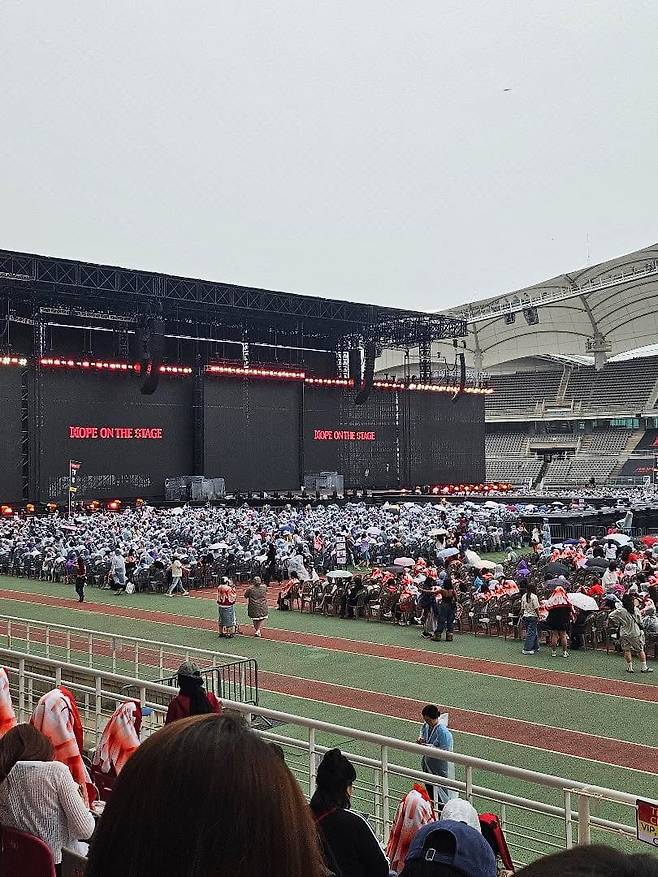 지난해 6월 13일 제이홉의 솔로 콘서트에 참석했다는 프라티바씨는 오는 4월 9일 고양종합운동장을 시작으로 전 세계 34개 도시에서 82회 열리는 BTS 대규모 월드투어에도 참석할 예정이다. /독자 제공