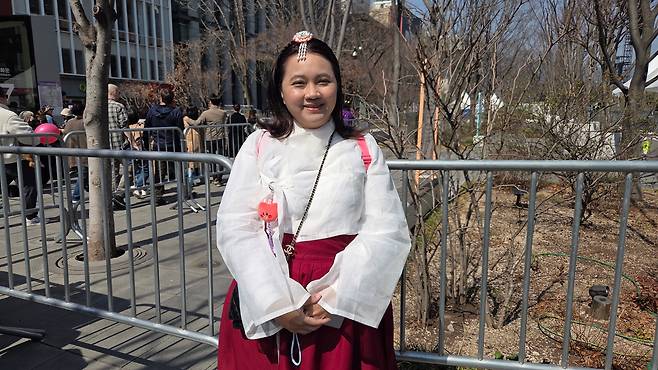 21일 BTS 콘서트를 보러 태국에서 온 아미 벤야다 박(37)씨가 한복을 입고 포즈를 취하고 있다. /강혜진 기자