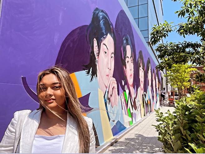 2023년 6월 데뷔 10주년 페스타 기간, 서울 용산구 하이브(HYBE) 사옥 앞. 지구 반대편 수리남에서 날아온 피어칸씨가 사옥 외벽을 가득 메운 보랏빛 BTS 벽화 앞에서 포즈를 취하고 있다./독자 제공.