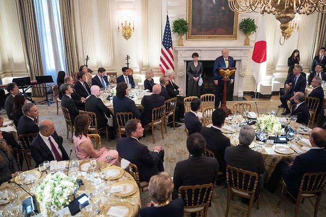 도널드 트럼프(오른쪽 위) 미국 대통령이 19일 워싱턴 DC 백악관 국빈실에서 만찬을 하면서 다카이치 사나에 일본 총리와 함께 서서 발언하고 있다. /UPI 연합뉴스