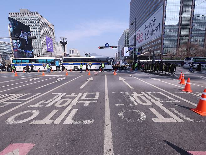 21일 방탄소년단(BTS)의 컴백 공연이 열리는 서울 종로구 광화문 광장 주변 도로가 통제되고 있다. 2026.3.21 ⓒ 뉴스1 박지혜 기자