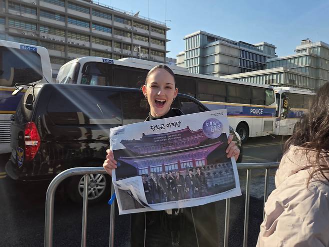 BTS(방탄소년단)의 데뷔 때부터 아미로 활동해온 벨기에 국적 유나 세르넬스(25)씨가 서울 광화문광장에서 본지 BTS 특별판 신문을 들고 웃고 있다. /김혜민 기자