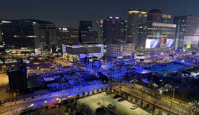 21일 오후 서울 종로구 광화문광장 방탄소년단(BTS) 컴백 공연 무대 관객석에서 아미들이 공연 시작을 기다리고 있다. /뉴스1