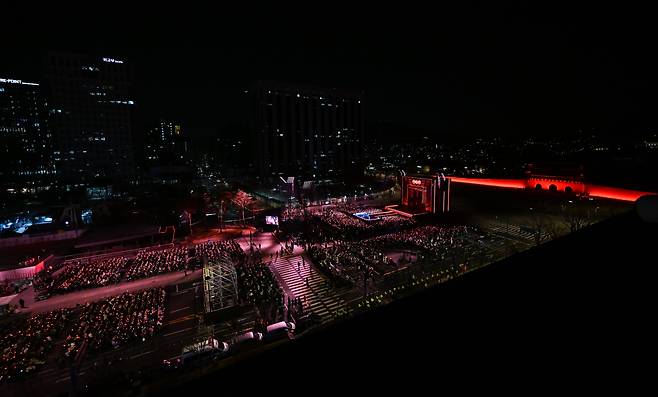 그룹 방탄소년단(BTS)이 21일 서울 광화문 광장에서 정규 5집 '아리랑'(ARIRANG) 발매를 기념해 무료 공연 'BTS 컴백 라이브: 아리랑'(BTS THE COMEBACK LIVE｜ARIRANG)을 열고 있다. /연합뉴스