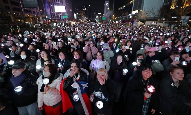 'BTS 컴백 라이브: 아리랑'(BTS THE COMEBACK LIVE｜ARIRANG) 공연이 펼쳐진 21일 오후 서울 광화문 인근 세종대로에서 BTS의 팬덤 ‘아미(Army)’들이 공연을 보며 환호하고 있다. 2026.03.21 /남강호 기자
