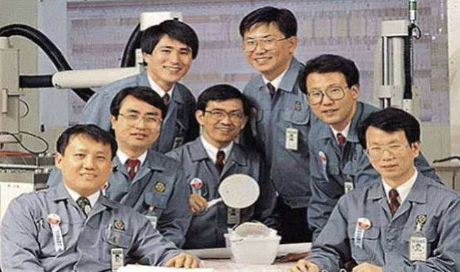 ▲1992년 세계 최초 64M D램 개발 주역인 삼성전자 개발팀의 모습. 사진 가운데가 당시 개발팀장이었던 권오현.