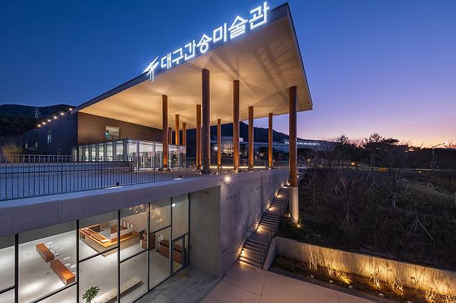 대구간송미술관 전경. 입구에 11의 소나무 기둥이 공간을 만들어 낸다. 대구간송미술관 제공