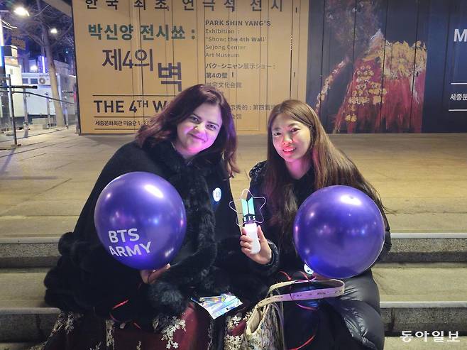 밤새며 BTS 공연 기다리는 후세이노바 에미나(25, 왼쪽)와 하루 만에 친구가 됐다는 박소연 씨(43). 정동진 기자 haedoji@donga.com