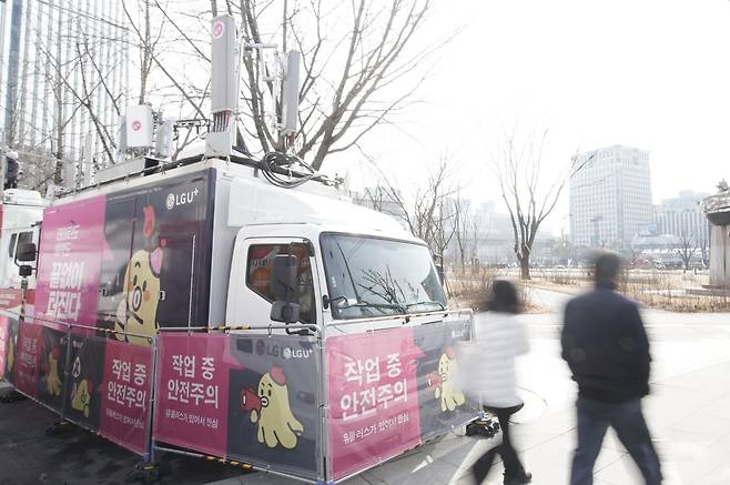 LG유플러스 직원들이 이동기지국 차량을 살피고 있다. LG유플러스 제공