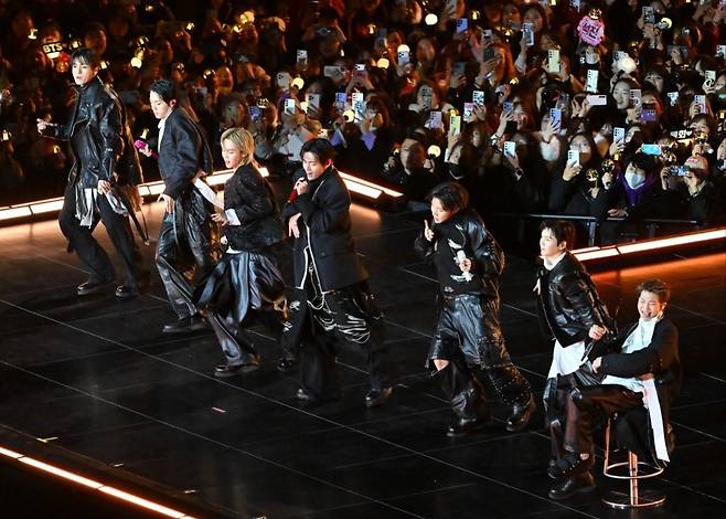 3년 9개월 만에 완전체로 복귀하는 방탄소년단(BTS)의 ‘BTS 컴백 라이브: ARIRANG’ 공연이 21일 서울 광화문광장 일대에서 펼쳐지고 있다. 이번 공연은 세계 190개국에 생중계된다. 사진공동취재단