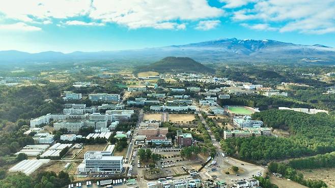국립제주대학교 아라캠퍼스 전경. 제주대학교 인문도시지원사업단이 ‘제주 좃끗디 단편 영화 제작 지원’ 참가자를 모집하고 있다. /사진=제주대학교 제공