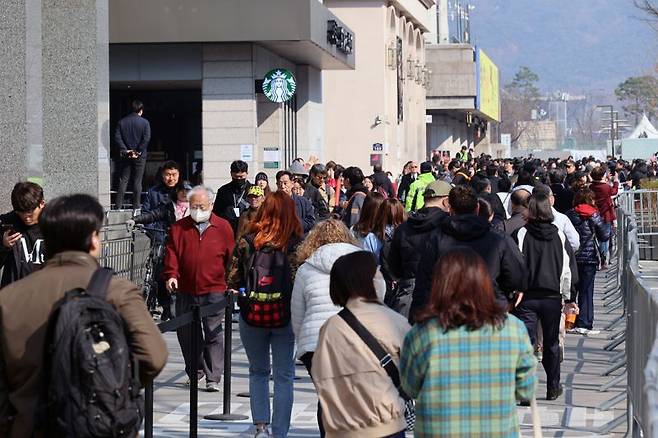 그룹 방탄소년단(BTS)이 정규 5집 '아리랑'(ARIRANG) 발매를 기념해 무료 공연 'BTS 컴백 라이브: 아리랑'(BTS THE COMEBACK LIVE｜ARIRANG)을 여는 21일 서울 광화문 광장에서 '아미'(BTS 팬덤)들과 시민들이 길을 걷고 있다. 사진=서동일 기자