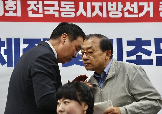 이정현 국민의힘 공천관리위원장이 20일 서울 영등포구 여의도 중앙당사에서 경상북도지사 예비경선 결과 개표 전 정희용 사무총장과 대화하고 있다. 뉴시스