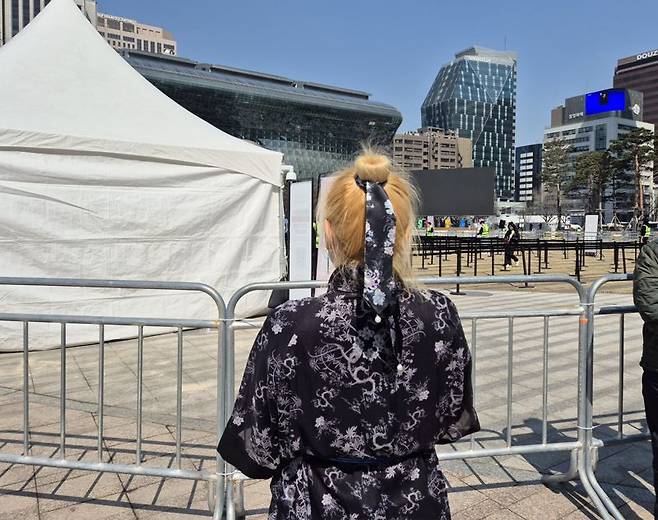 21일 서울 중구 시청역 인근에서 방모씨(45)가 BTS 정규 5집 앨범 '아리랑'에 맞춰 입은 개량한복을 보여주고 있다. 사진=장유하 기자