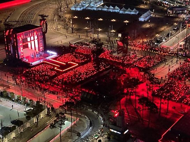방탄소년단(BTS)의 복귀를 알리는 21일 광화문 공연장이 붉은색 빛깔로 물들여지고 있다. 마치 2002년 한일월드컵 당시 모습을 연상케 한다. 사진=김경수 기자