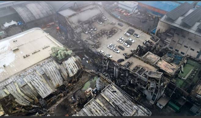 21일 안전공업 건물이 화재에 무너져 내려 있다. 김영원 기자 forever@hani.co.kr