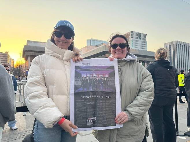 우루과이 출신 마리아(왼쪽, 42)와 스페인 출신 레오나르(40)가 방탄소년단(BTS) 컴백 공연 소식이 담긴 한겨레 특별판을 들어 보이고 있다. 정봉비 기자