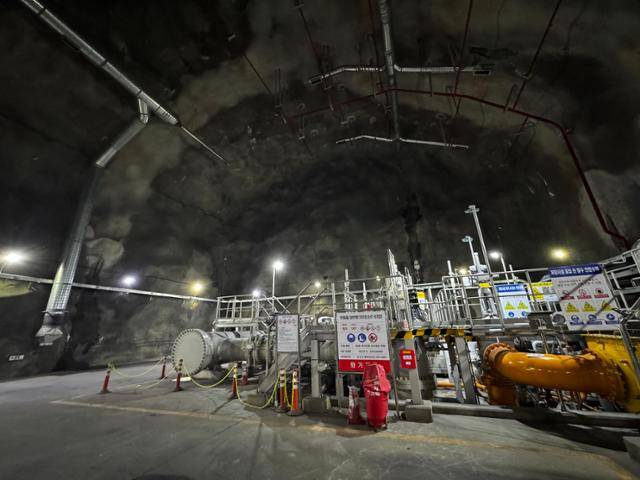 한국석유공사 울산석유비축기지 모습. 100m 아래에는 아파트 12층 정도 높이에 폭은 6차로 도로 넓이의 유류비축공동이 있다. 한국석유공사 제공