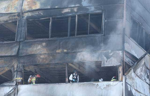 21일 대형 화재로 인명피해가 발생한 대전 대덕구 자동차 부품 제조 공장에서 경찰과 소방당국이 합동감식을 진행하고 있다. 뉴스1