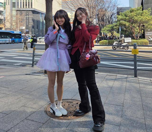 21일 서울 광화문광장 인근에서 인도네시아 유학생 세레나(왼쪽)와 미국인 신디가 사진을 찍고 있다. 남병진 기자