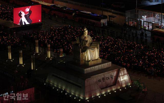 21일 서울 광화문 광장에서 그룹 방탄소년단(BTS)의 정규 5집 '아리랑'(ARIRANG) 발매를 기념해 열린 무료 공연 'BTS 컴백 라이브: 아리랑'(BTS THE COMEBACK LIVE｜ARIRANG)을 찾은 팬들이 대형 스크린을 통해 공연을 관람하고 있다. 사진공동취재단