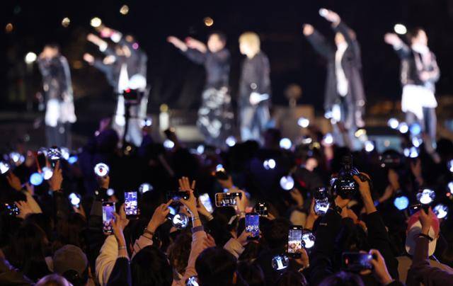 21일 서울 광화문 광장에서 그룹 방탄소년단(BTS)의 정규 5집 '아리랑'(ARIRANG) 발매를 기념해 열린 무료 공연 'BTS 컴백 라이브: 아리랑'(BTS THE COMEBACK LIVE｜ARIRANG)을 찾은 팬들이 응원봉을 든 채 휴대전화 카메라로 BTS의 공연 모습을 담고 있다. 연합뉴스