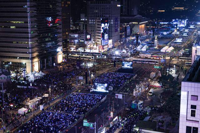 방탄소년단(BTS)이 21일 서울 광화문 광장에서 'BTS 컴백 라이브: 아리랑' 발매 기념 컴백 공연을 하고 있다. 경찰은 이날 약 8만 명이 운집했다고 추산했으나, BTS 소속사 하이브는 10만 4,000명이 모인 것으로 집계했다. 뉴스1