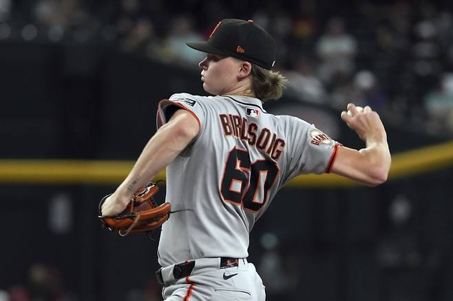 <yonhap photo-3259=""> San Francisco Giants pitcher Hayden Birdsong throws against the Arizona Diamondbacks in the first inning during a baseball game, Tuesday, July 1, 2025, in Phoenix. (AP Photo/Rick Scuteri)/2025-07-02 11:15:50/ <저작권자 ⓒ 1980~2025 ㈜연합뉴스. 무단 전재 재배포 금지, AI 학습 및 활용 금지></yonhap>