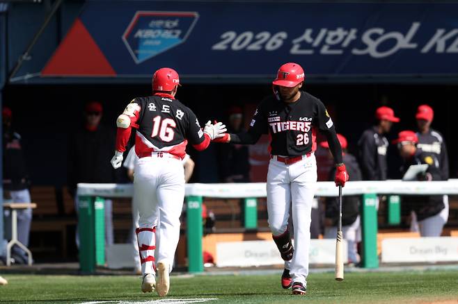 21일 서울 잠실구장에서 열린 두산 베어스와의 시범경기에서 홈런을 때려낸 윤도현. KIA 제공