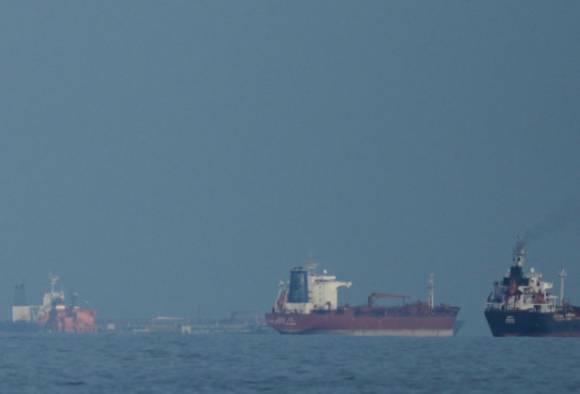 11일(현지시간) 아랍에미리트(UAE) 미나 알 파예르에서 바라본 호르무즈 해협에 유조선과 화물선이 줄지어 서 있다. [사진=AP/연합뉴스]