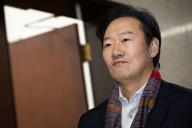 박수민 국민의힘 의원이 17일 서울 여의도 국회에서 서울시장 출마를 밝히기 위해 취재진 앞으로 이동하고 있다. 뉴스1