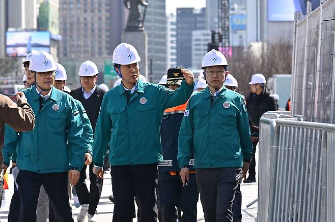 방탄소년단(BTS) 복귀 공연을 이틀 앞둔 19일, 오세훈 서울시장이 무대가 설치된 서울 종로구 광화문광장 일대와 감사의 정원 공사장의 안전조치사항을 점검하고 있다. 김종호 기자