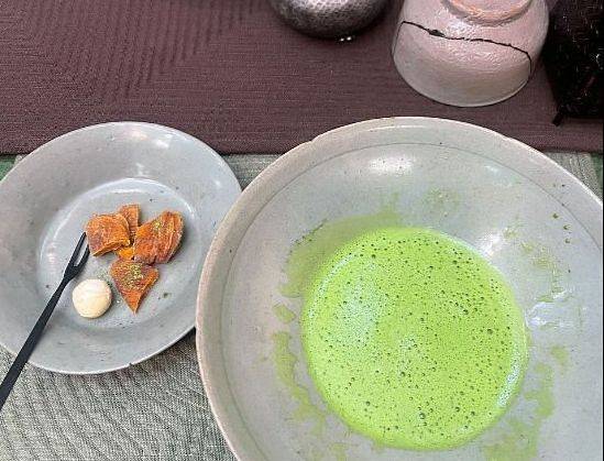 박물관에서나 볼 법한 오래된 물건들을 직접 만져볼 수 있다. 예명당에서는 고려 시대에 쓰던 찻잔에 차를 내어준다. 사진 유지연 기자