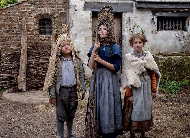 영화 '햄넷'에 등장하는 셰익스피어 부부의 첫 세 자녀. 맨 왼쪽이 아들 햄넷. 사진 유니버설 픽쳐스