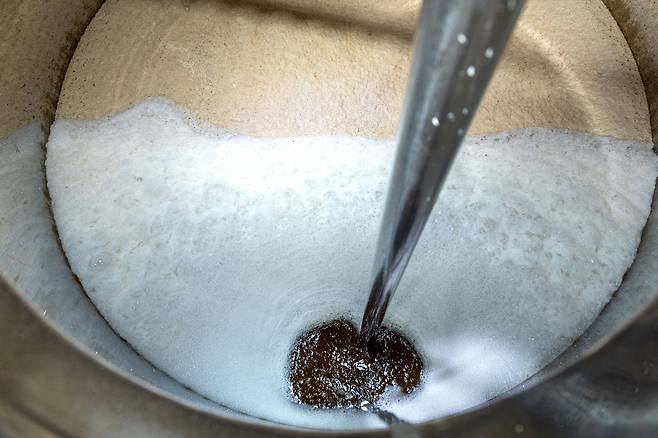 식혜처럼 당도가 있는 맥아즙에 효모가 더해져 탄산가스가 발생하는 발효과정 모습. 장진영 기자