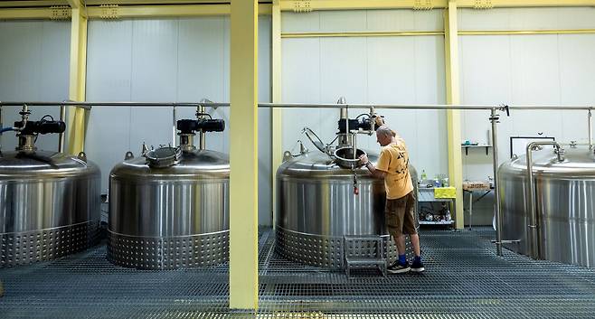 마스터 디스틸러 앤드류 샌드가 발효조를 들여다보고 있다. 장진영 기자