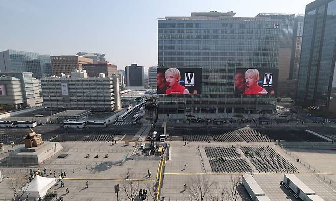 21일 방탄소년단(BTS)의 컴백 공연이 열리는 서울 종로구 광화문 광장 주변 도로가 통제되고 있다. 이번 공연으로 세종대로 광화문에서 시청 구간은 어제 밤 9시부터 차량 통행이 금지돼 22일 새벽 6시까지 33시간 동안 차가 다닐 수 없다. 뉴스1