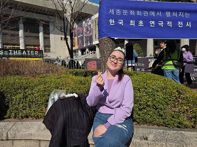 BTS 공연을 찾은 헝가리인 레베카(24)가 중앙일보와 인터뷰하는 모습. 최혜리 기자