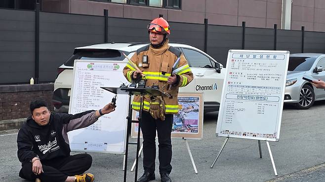 21일 오후 6시30분 대전 대덕구 문평동 자동차 부품 공장 화재현장에서 대덕소방서가 브리핑을 열고 있다. 신진호 기자