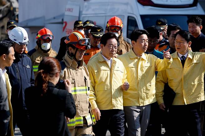 이재명 대통령이 21일 대전 대덕구 안전공업 건물의 대형 화재 현장을 찾아 피해 상황을 점검하고 있다. 연합뉴스