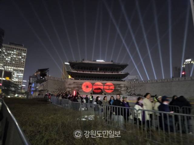 ▲ 방탄소년단의 ‘BTS 컴백 라이브: ARIRANG’ 서울 광화문 무대를 하루 앞둔 20일 서울 숭례문에서 미디어파사드 이벤트가 열렸다. 앨범 공식 로고가 숭례문에 비춰진 가운데 일대 거리가 미디어파사드를 관람하고 나오는 관객들로 붐비고 있다. 김여진 기자