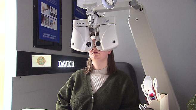 검사를 하는 독일인 관광객