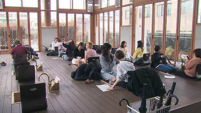 서울 동대문구 제기동 한방진흥센터에서 약초 족욕을 즐기고 있는 외국인 관광객들