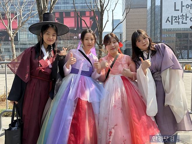 BTS 공연에 한복을 입고 온 팬들 / 사진=이수 기자