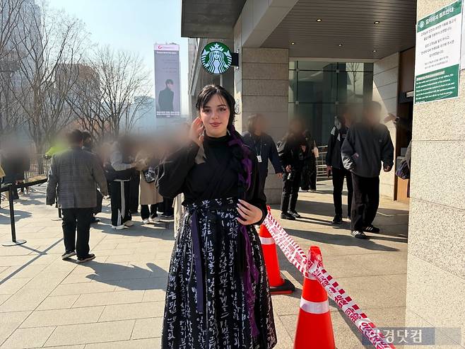 BTS 공연에 한복을 입고 온 팬 / 사진=이수 기자