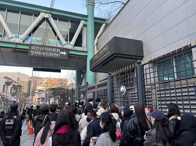 티켓을 구하지 못한 BTS팬들이 게이트 2번 안에 들어와 소리라도 듣기 위해 기다리는 모습/ 사진 = 이소이 기자