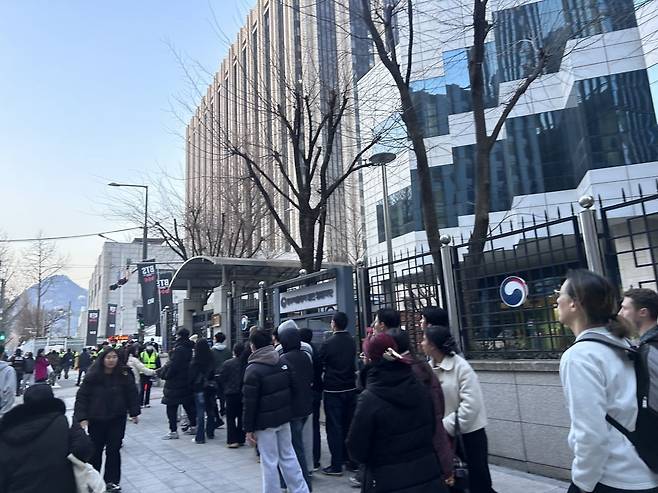 게이트 3번 금속탐지기를 통과하기 위해 줄을 서 있는 티겟 못구한 BTS팬들/ 사진 = 이소이 기자